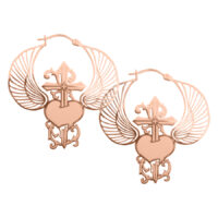 Roségoldene Ohrringe mit Flügeln und Dolchdesign auf weißem Hintergrund