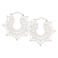 Hopeiset Magnolia Hoops korvakorut kirurginteräksestä valkoisella taustalla