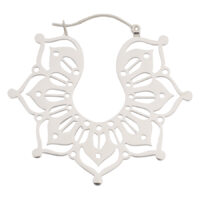 Hopeiset Magnolia Hoops korvakorut kirurginteräksestä valkoisella taustalla