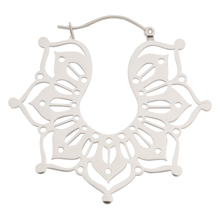 Hopeiset Magnolia Hoops korvakorut kirurginteräksestä valkoisella taustalla