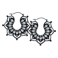 Schwarze Magnolia Hoops Ohrringe aus Chirurgenstahl auf weißem Hintergrund