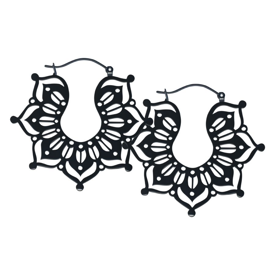 Schwarze Magnolia Hoops Ohrringe aus Chirurgenstahl auf weißem Hintergrund