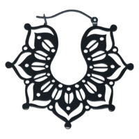 Schwarze Ohrringe im Magnolia Design aus Chirurgenstahl auf weißem Hintergrund