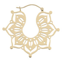 Goldene Hoop-Ohrringe mit filigranem Design auf weißem Hintergrund