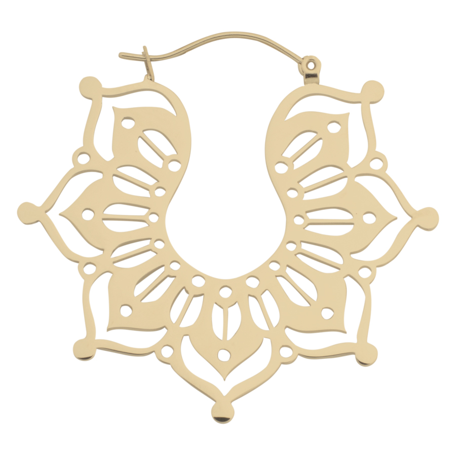 Goldene Hoop-Ohrringe mit filigranem Design auf weißem Hintergrund