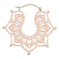 Roségoldene Ohrringe in filigranem Design auf weißem Hintergrund