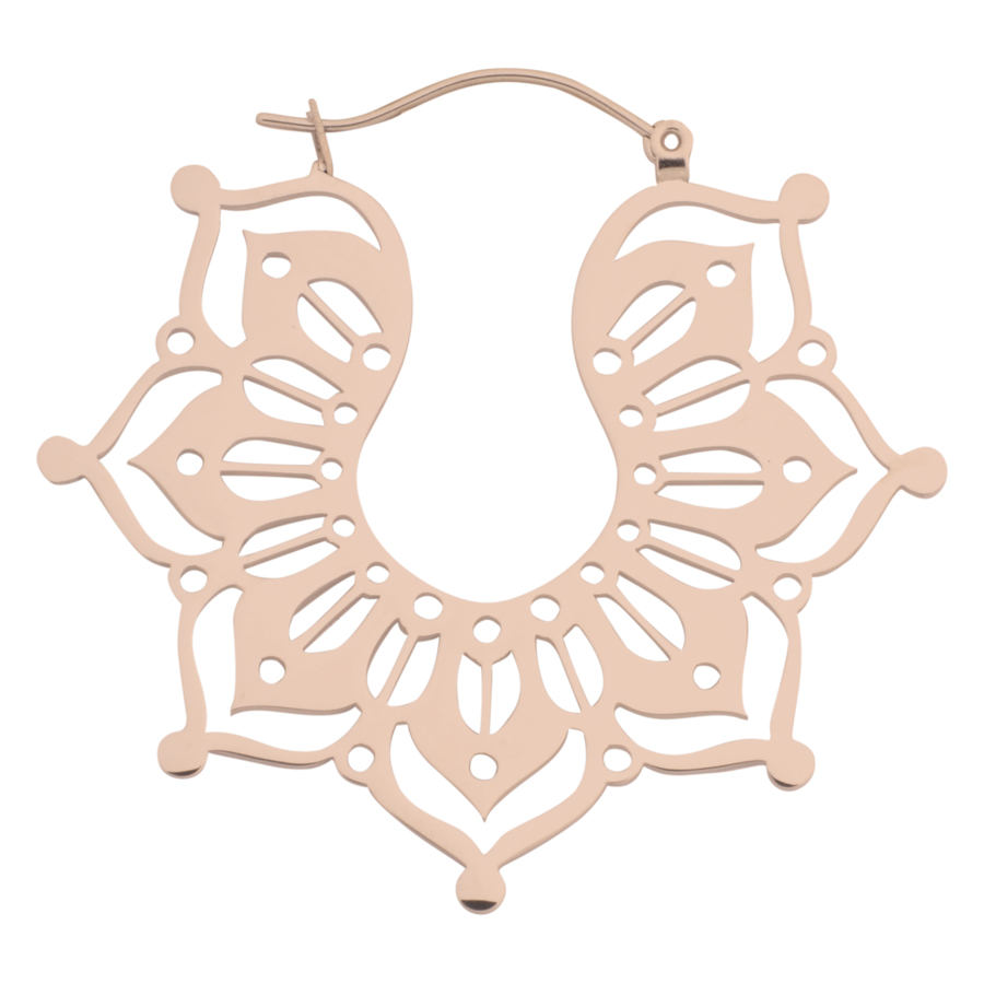 Roségoldene Ohrringe in filigranem Design auf weißem Hintergrund