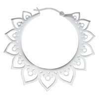 Hopeinen Hoops-korvakoru sydänkuviolla valkoisella taustalla