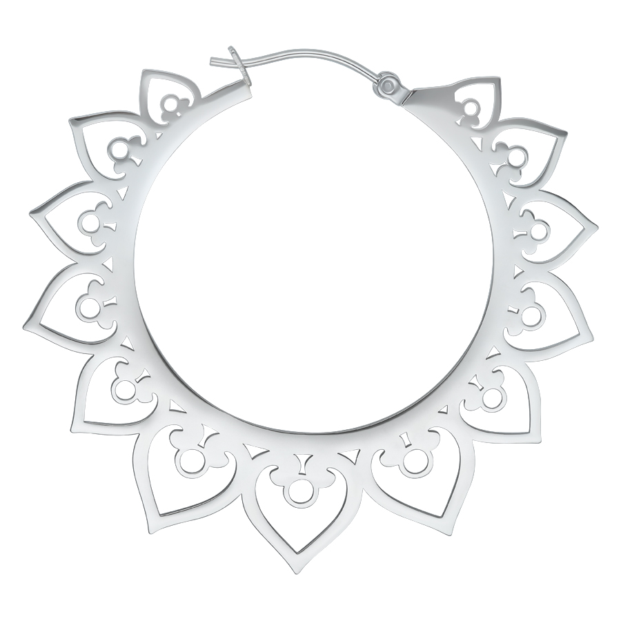 Hopeinen Hoops-korvakoru sydänkuviolla valkoisella taustalla