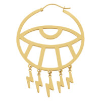 Goldene Ohrringe in Augenform mit Blitzanhängern auf weißem Hintergrund