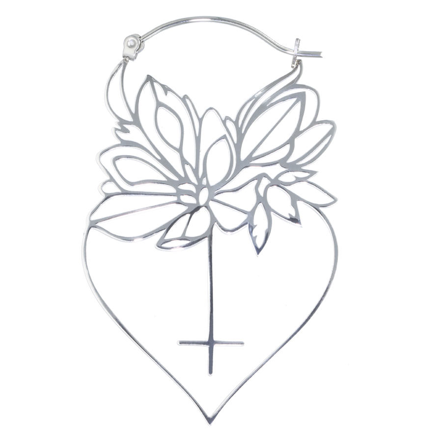 Hopeiset Dahlia-korvakorut kirurginteräksestä, sydämenmuotoiset kukkakuviolla, valkoisella taustalla