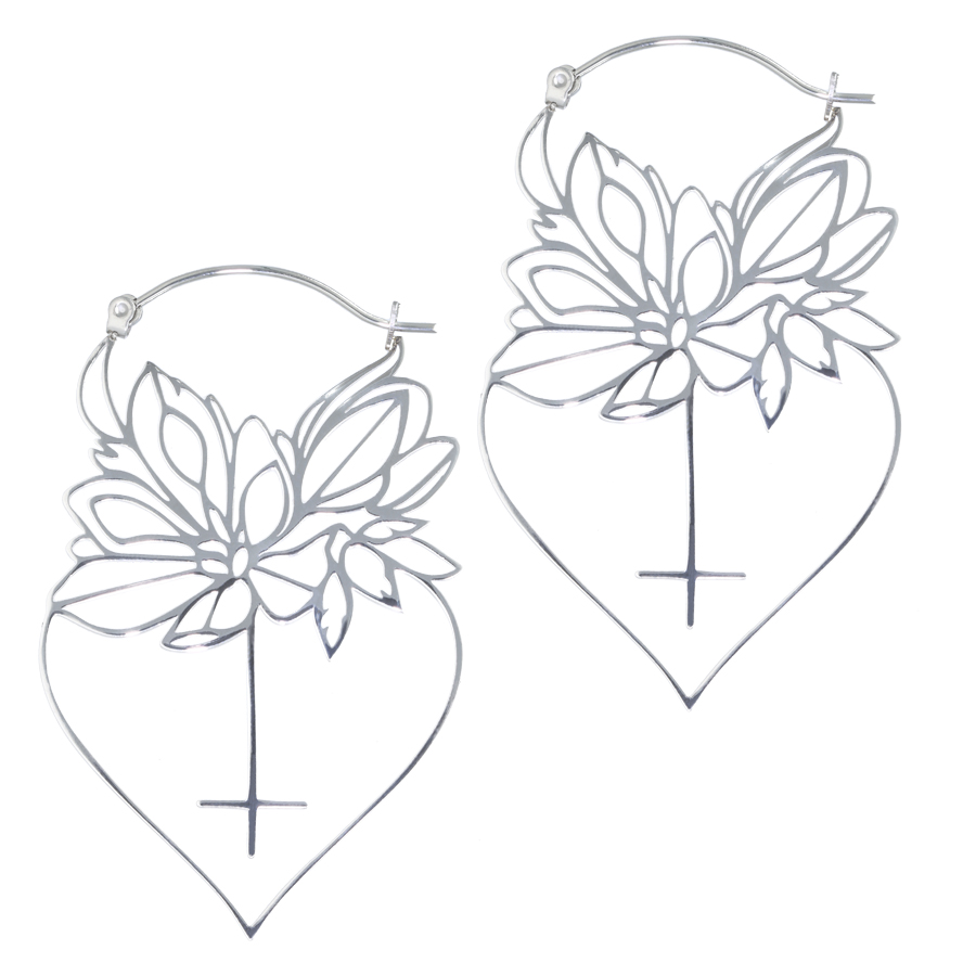 Hopeiset Dahlia Hoops korvakorut kukkakuviolla valkoisella taustalla