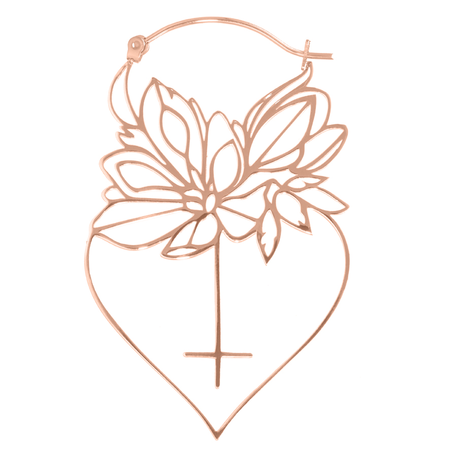 Ruusukultaiset Dahlia Hoops sydänkorvakorut kukkakuviolla valkoisella taustalla