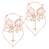 Kaksi ruusukultaista sydämenmuotoista korvakorua, joissa on daaliakukkakuvio, valkoisella taustalla