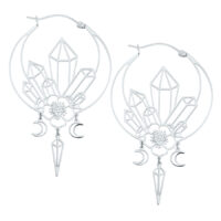 Silberne Ohrringe mit geometrischen Kristallmotiven und Mondanhängern auf weißem Hintergrund