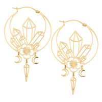 Goldene Ohrreifen mit Kristall- und Blumenmuster auf weißem Hintergrund