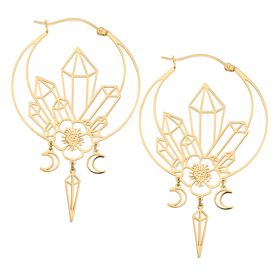 Goldene Ohrreifen mit Kristall- und Blumenmuster auf weißem Hintergrund