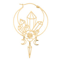 Goldene Ohrringe mit Kristall- und Mondanhängern auf weißem Hintergrund