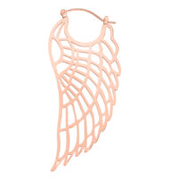 Ruusukultainen siipimuotoinen korvakoru klipsilukolla valkoisella taustalla