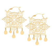 Zwei goldene Mandala-Ohrringe aus Chirurgenstahl auf weißem Hintergrund