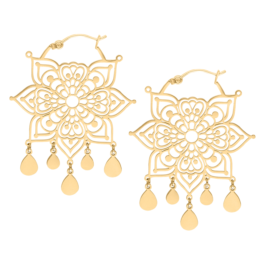 Zwei goldene Mandala-Ohrringe aus Chirurgenstahl auf weißem Hintergrund