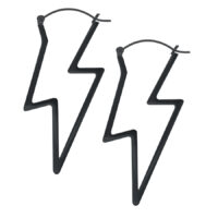 Schwarze Blitz-förmige Ohrringe aus Chirurgenstahl auf weißem Hintergrund