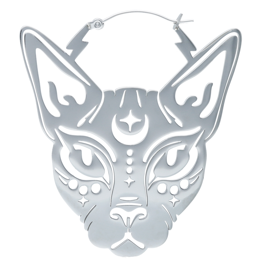 Hopeiset korvakorut Sphynx-kissan pään muodossa valkoisella taustalla