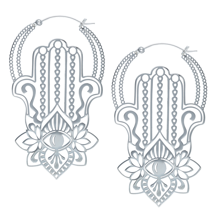 Kaksi hopeista Khamsa-korvakorua kirurginteräksestä, joissa on hienostunut muotoilu valkoisella taustalla