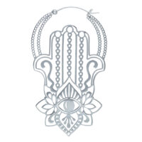 Hopeiset Khamsa Hoops korvakorut hienostuneella muotoilulla valkoisella taustalla