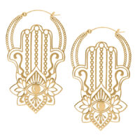 Goldene Khamsa Hoops Ohrringe mit detailliertem Design auf weißem Hintergrund