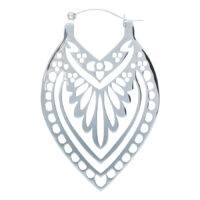 Hopeinen Creek Hoop korvakoru kiiltävästä kirurginteräksestä valkoisella taustalla