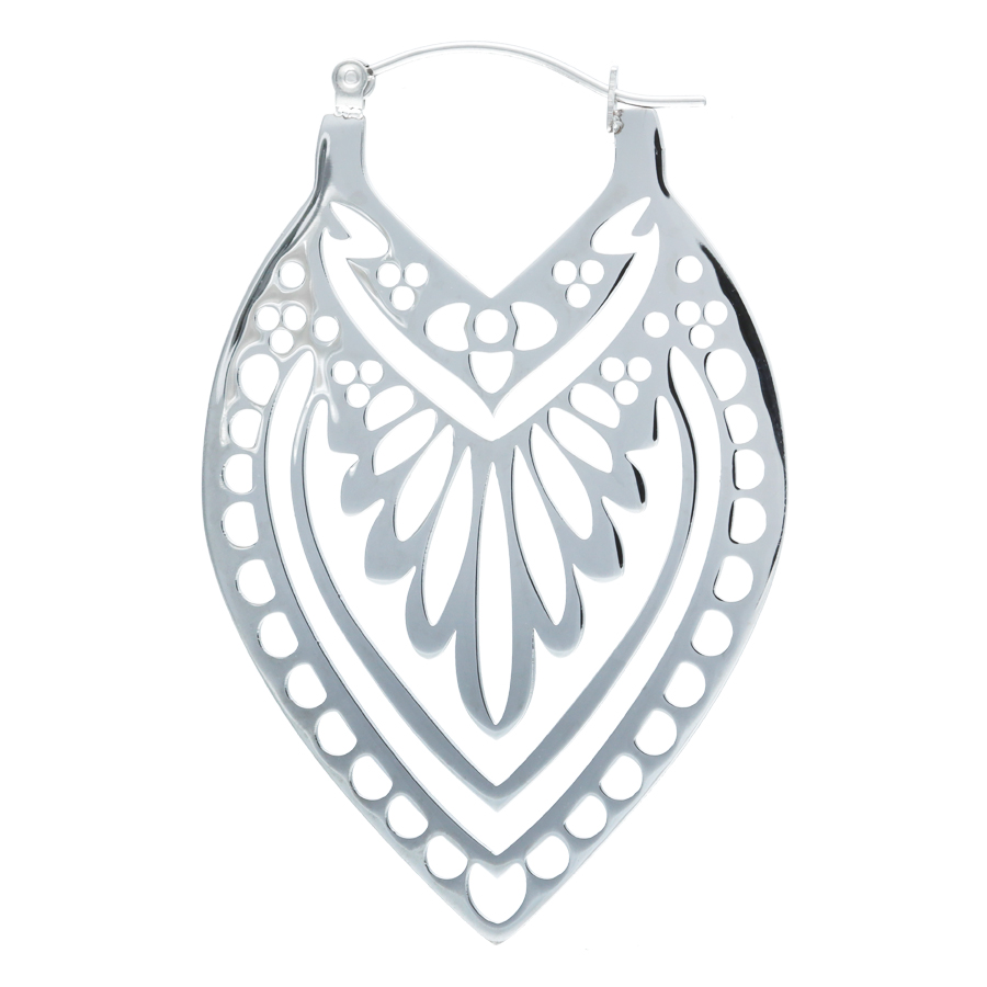 Hopeinen Creek Hoop korvakoru kiiltävästä kirurginteräksestä valkoisella taustalla