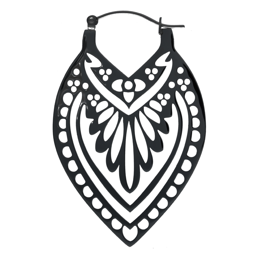 Schwarzer Creek Hoops Ohrring aus Chirurgenstahl mit dekorativem Muster auf weißem Hintergrund