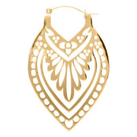 Goldene Creek Hoops Ohrringe mit filigranem Muster auf weißem Hintergrund