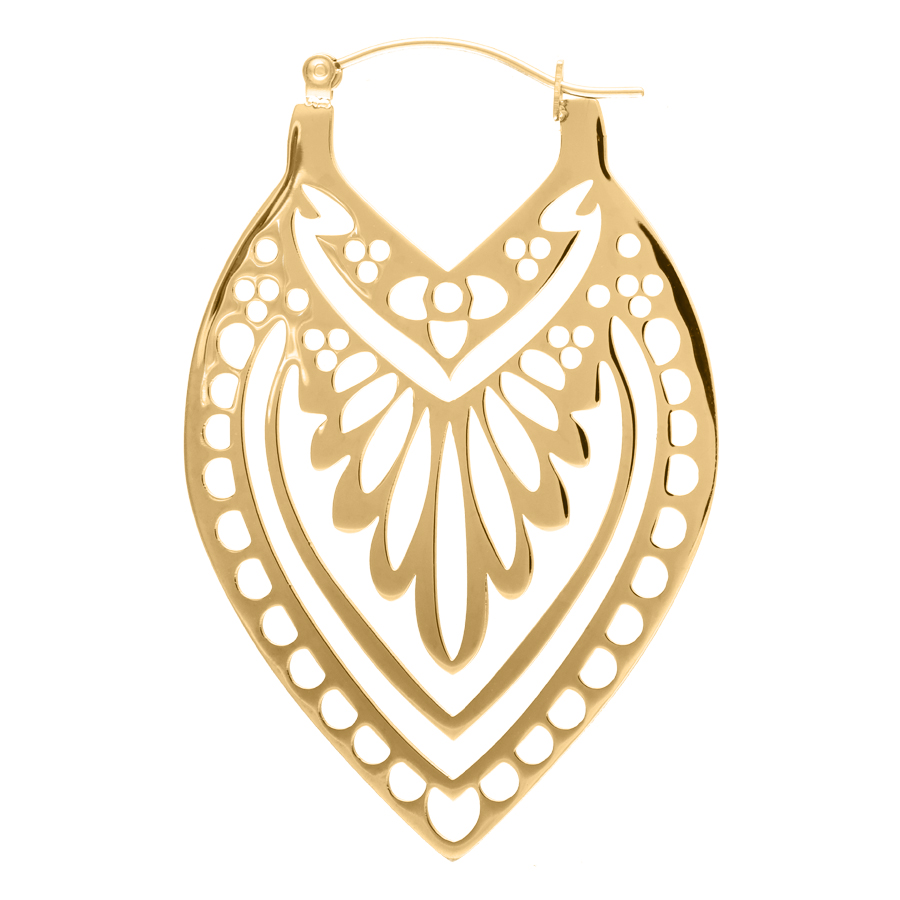 Goldene Creek Hoops Ohrringe mit filigranem Muster auf weißem Hintergrund