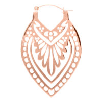 Detailaufnahme eines roségoldenen Creek Hoops Ohrrings auf weißem Hintergrund