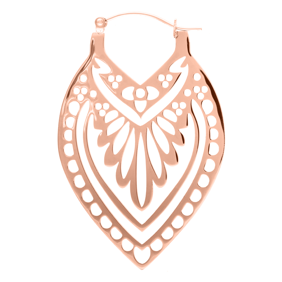 Detailaufnahme eines roségoldenen Creek Hoops Ohrrings auf weißem Hintergrund