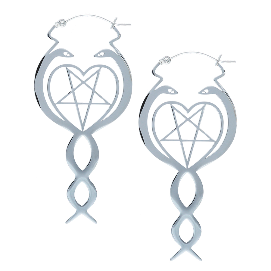 Hopeiset Nagini Hoops korvakorut käärmeaiheella ja pentagrammilla valkoisella taustalla