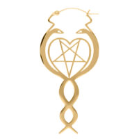 Goldener Ohrring in Schlangenform mit Herz- und Sternmotiv auf weißem Hintergrund