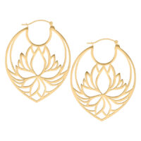 Goldene, glänzende Lily Hoops Ohrringe mit Lotus-Design auf weißem Hintergrund