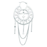 Silberne Ohrringe mit Sonnen- und Mondmotiv, Kettendetails auf weißem Hintergrund