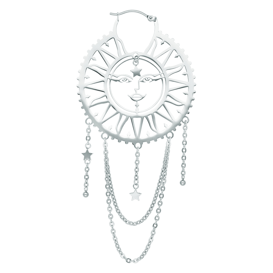 Silberne Ohrringe mit Sonnen- und Mondmotiv, Kettendetails auf weißem Hintergrund