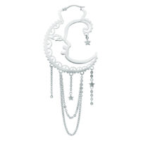 Silberne Ohrringe in Mondform mit hängenden Sternen und Ketten auf weißem Hintergrund