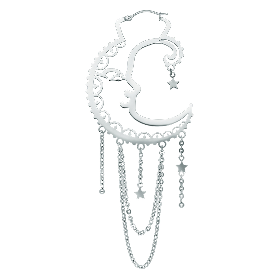 Silberne Ohrringe in Mondform mit hängenden Sternen und Ketten auf weißem Hintergrund