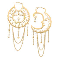 Goldene Sun Moon Creolen mit Sonne und Mond Design auf weißem Hintergrund