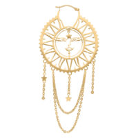 Goldene Ohrringe mit Sonnen- und Mondmotiv und Kettenanhängern auf weißem Hintergrund