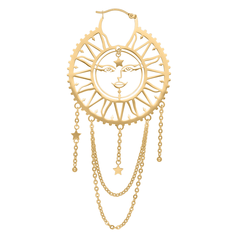 Goldene Ohrringe mit Sonnen- und Mondmotiv und Kettenanhängern auf weißem Hintergrund