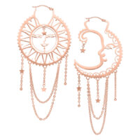 Roségoldene Ohrringe mit Sonne und Mond Design, Ketten und Sternanhängern auf weißem Hintergrund