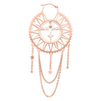 Roségoldene Ohrringe mit Sonnen- und Mondmotiv sowie Kettenanhängern auf weißem Hintergrund