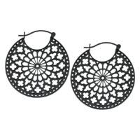 Runde schwarze Ohrringe aus Chirurgenstahl mit Klappverschluss auf weißem Hintergrund